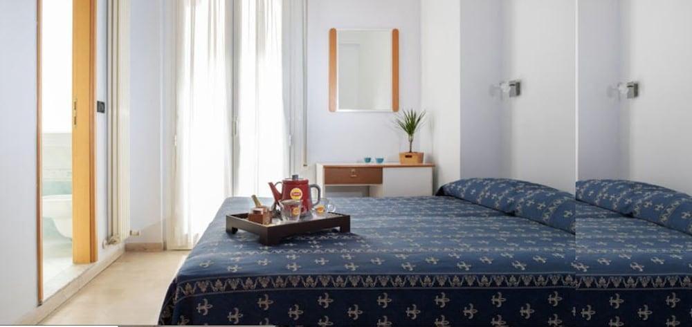 Hotel Kadett Римини Екстериор снимка