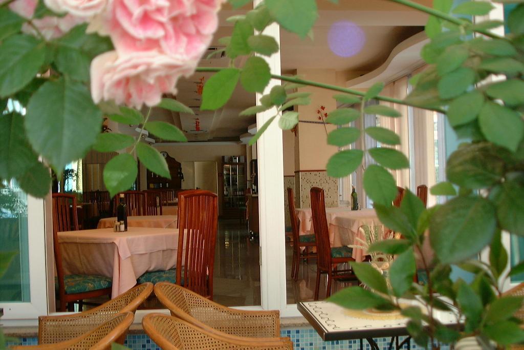 Hotel Kadett Римини Екстериор снимка